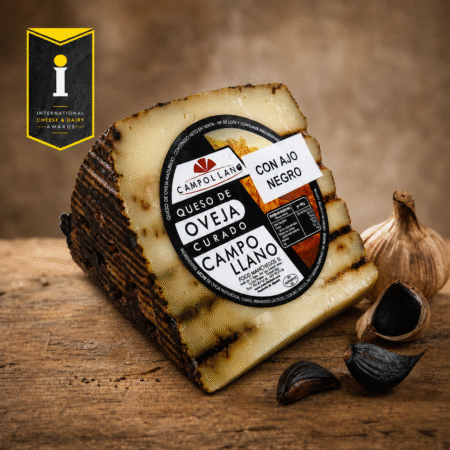 Queso de oveja curado con ajo negro